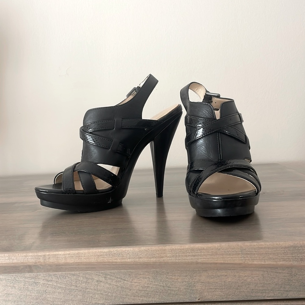 Beautiful, barely worn pair of heels. Super sexy and comfortable.